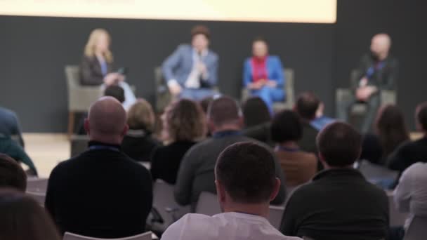 Докладчики обсуждают бизнес-проблемы в аудитории — стоковое видео