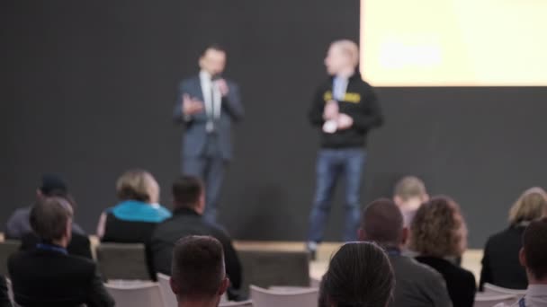 Бизнес-тренеры выступают перед аудиторией — стоковое видео