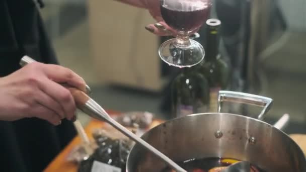 Kobieta nalewająca grzane wino do szklanki — Wideo stockowe