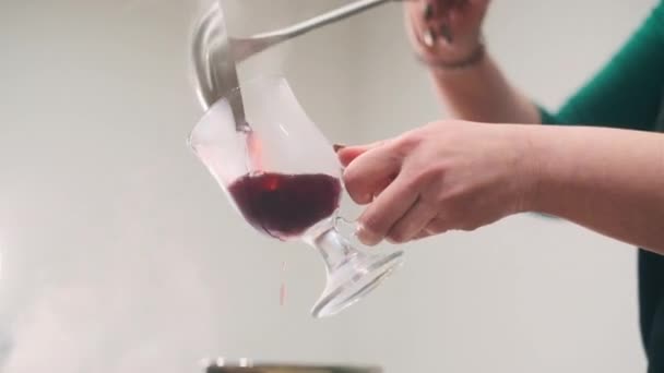 伝統的なマルチワインを提供する女性 — ストック動画