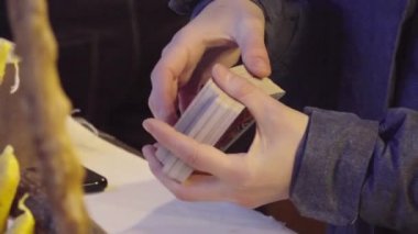 Kırpıcı kişi oyun için kartları karıştırıyor