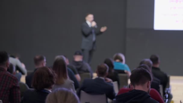 Audiencia escucha a conferenciante en taller — Vídeo de stock