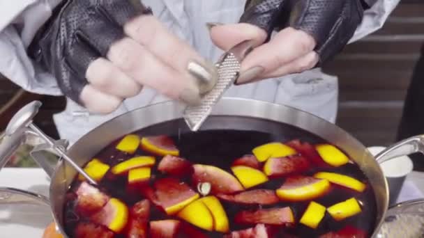 Crop vrouw malen gember over glühwein — Stockvideo