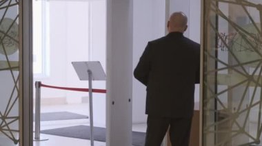 Kongre binasının girişinde güvenlik görevlisi var.