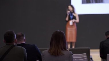 İş adamları konferans merkezinde sunumu dinliyor