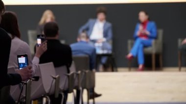 Oditoryumdaki iş seminerine katılan insanlar