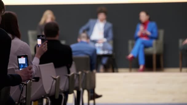 Personas que participan en un seminario de negocios en el auditorio — Vídeo de stock