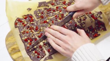 Ekin ev hanımı ev yapımı çikolata kesiyor.