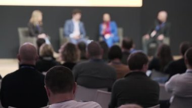 Konferans salonundaki iş sorunlarını tartışan konuşmacılar