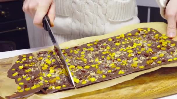 Hausfrau schneidet hausgemachte Schokolade — Stockvideo