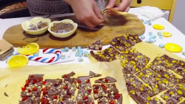 Crop vrouw verpakking zelfgemaakte chocolade — Stockvideo