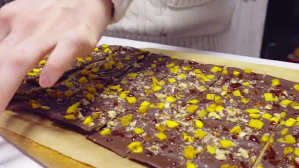 Домохозяйка режет домашний шоколад — стоковое видео