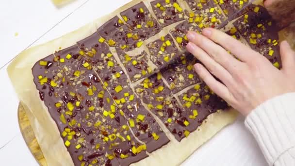 Cultivo ama de casa cortar chocolate casero — Vídeo de stock