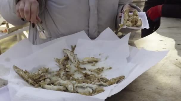 Crop donna mettendo pesce fritto sul piatto — Video Stock