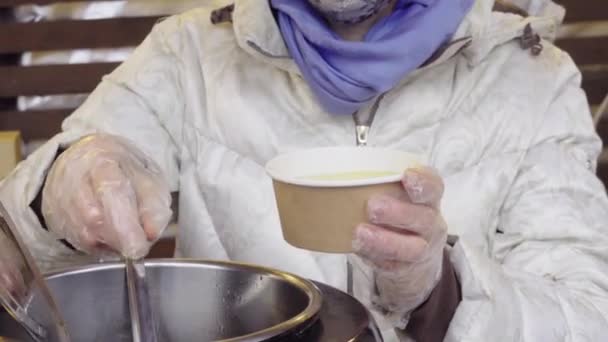 Crop woman serving broth in market cafe — Stock Video