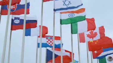 Bayrak direğindeki farklı ülkelerin bayrakları