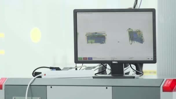 Bagages scannés sur l'écran du scanner à rayons X de l'aéroport — Video