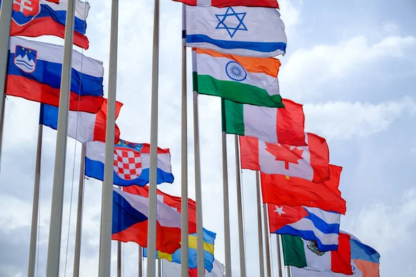 Különböző országok lobogói a zászlórúdokon — Stock Fotó