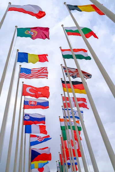 Banderas de diferentes países en asta de bandera —  Fotos de Stock