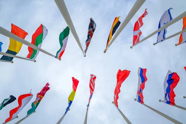 Banderas de diferentes países en asta de bandera —  Fotos de Stock