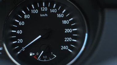 Otomobil motoru çalıştığında hız göstergesi kendi kendine teşhis koyuyor