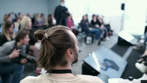 Sprekers bespreken zakelijke problemen in het auditorium — Stockvideo