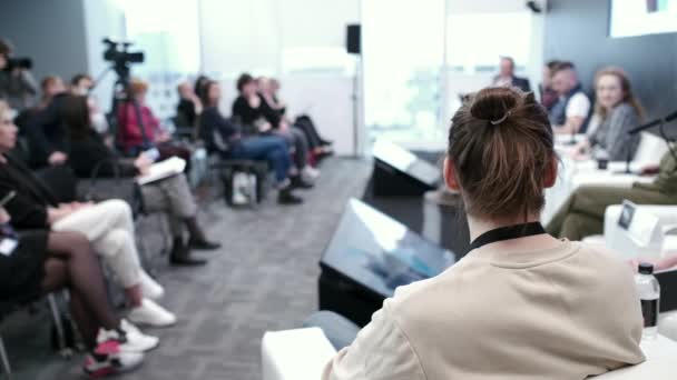 Talare diskuterar affärsproblem i auditoriet — Stockvideo