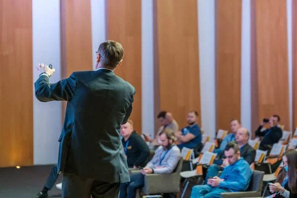 Mannelijke presentator spreekt tot publiek op seminar — Stockfoto