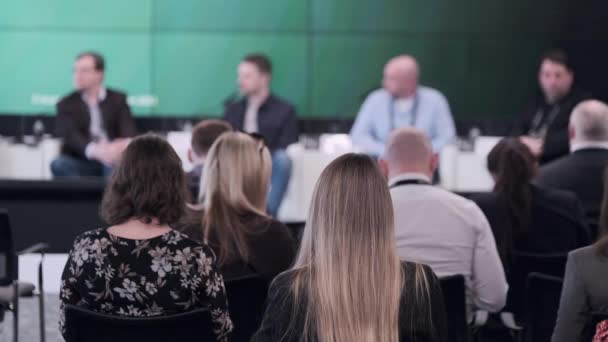 Publiek luistert naar de docent — Stockvideo