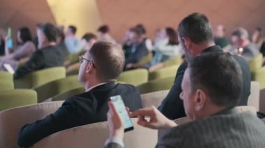 Seyirciler konferans salonundaki hocayı dinliyor.