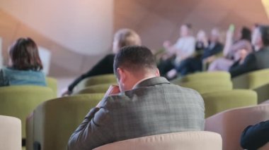 Seyirciler konferans salonundaki hocayı dinliyor.