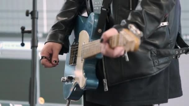 Guitarrista tocando guitarra elétrica em concerto ao vivo em boate — Vídeo de Stock