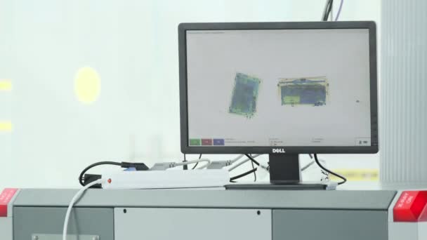 Bagages scannés sur l'écran du scanner à rayons X de l'aéroport — Video
