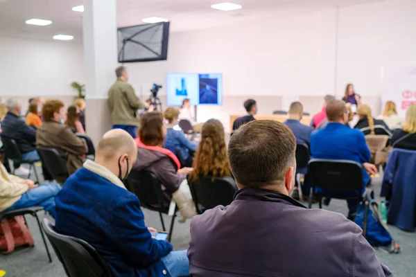 Business speaker doet presentatie voor publiek — Stockfoto