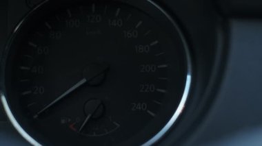 Otomobil motoru çalıştığında hız göstergesi kendi kendine teşhis koyuyor