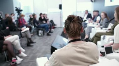Konferans salonundaki iş sorunlarını tartışan konuşmacılar