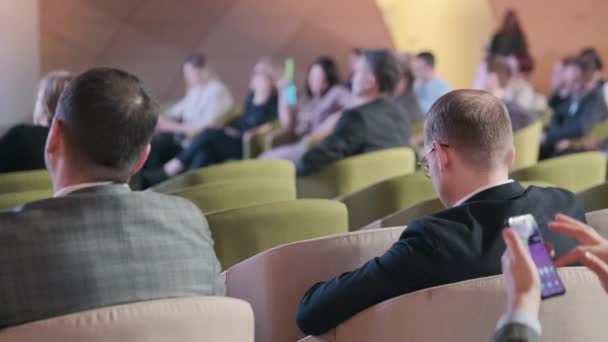 Publiczność słucha wykładowcy w sali konferencyjnej — Wideo stockowe