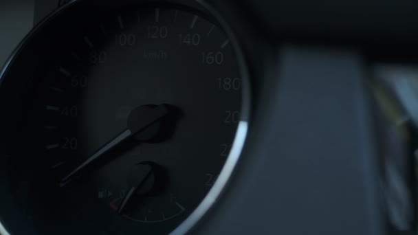 Sebességmérő mutató öndiagnózist állít fel, amikor az autó motorja elindul — Stock videók