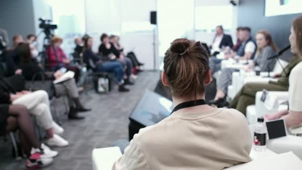 Ponentes discutiendo problemas de negocios en el auditorio — Vídeos de Stock