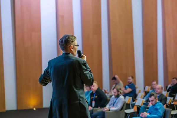 Apresentador masculino fala para o público no seminário — Fotografia de Stock