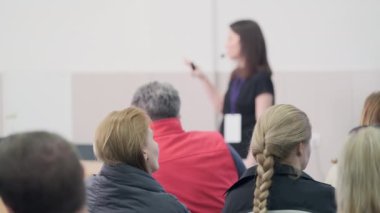 İş konuşmacısı izleyicilere sunum yapıyor