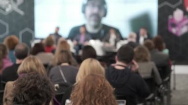 Seyirci hocayı dinler.