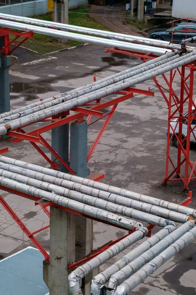 Rör på gården av fabriken — Stockfoto