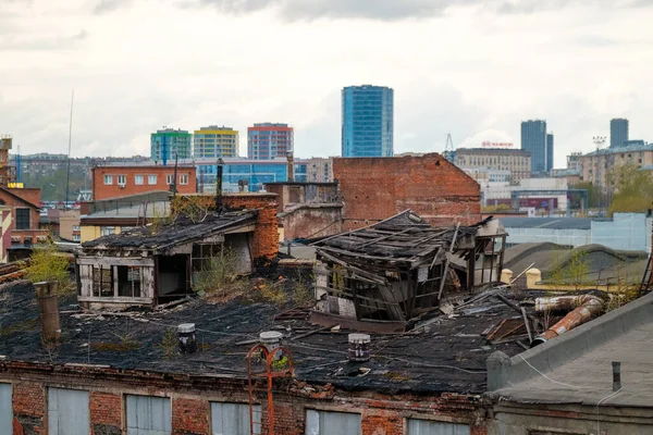 Telhado quebrado de edifício abandonado na cidade — Fotografia de Stock