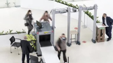 Güvenlik kapılarından geçen insanlar.