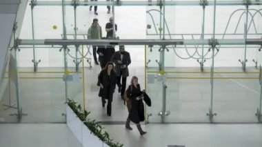 İnsanlar modern binaya girip çıkıyorlar