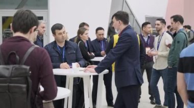 Konferans merkezinde iletişim kuran iş adamları