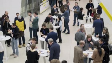 Konferans sırasında kahve molası veren bir grup insan.