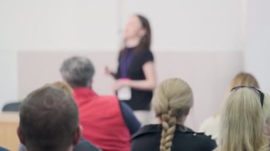 İş konuşmacısı izleyicilere sunum yapıyor