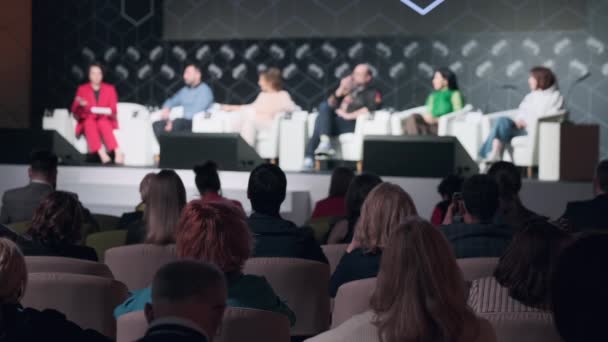 Ponentes discutiendo problemas de negocios en el auditorio — Vídeo de stock